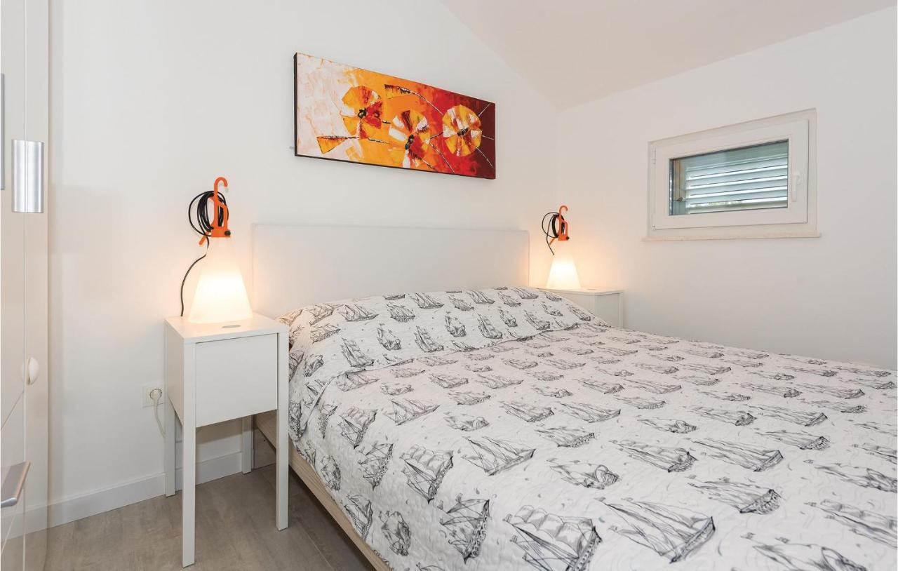 Cozy Apartment In Brodarica With Wifi Esterno foto